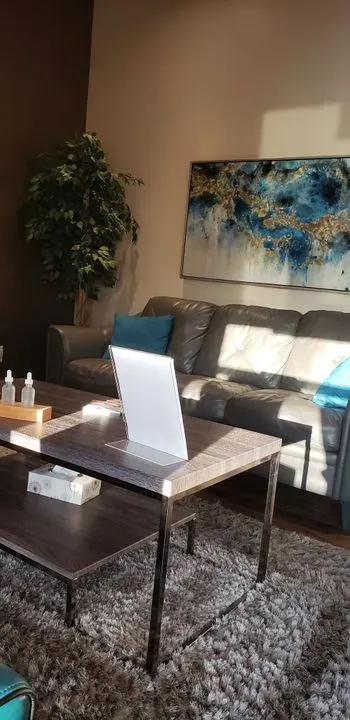 https://cdn.salonspotlight.com/photos/xbHXeSCJz6cRhHI9d2oK/d54cfe92-37d2-4319-8a23-a838e7f9df98_720x720