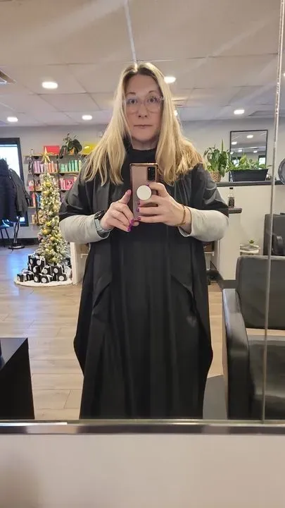 https://cdn.salonspotlight.com/photos/xbjp7TBpBDrbJMJUVIeW/49372ee7-34b5-4dfd-8bb5-c6c480239066_720x720