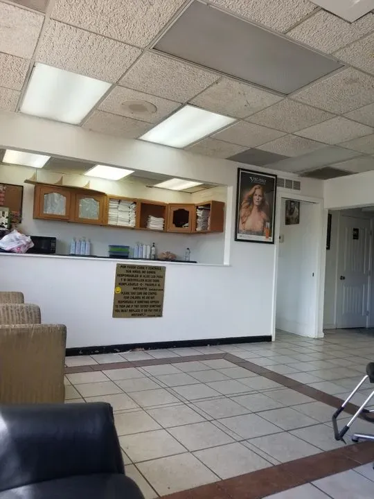 https://cdn.salonspotlight.com/photos/xfx49YtLKlxIvUq2BUBr/9e9c9dbd-9cc4-4338-8928-64f3d0eff3ab_720x720