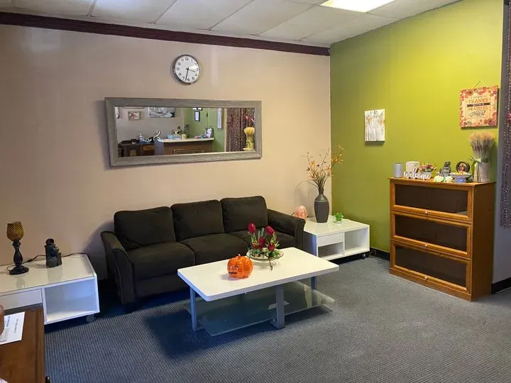 https://cdn.salonspotlight.com/photos/xhHW3WMVqTC9spEs9GWo/847df54a-6a0c-48cc-a5d9-9d1b1ea94b2a_720x720