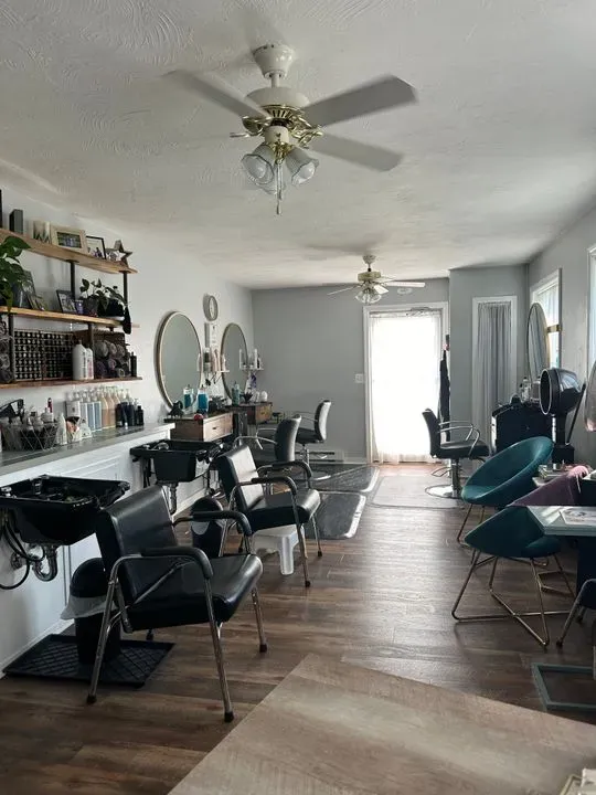 https://cdn.salonspotlight.com/photos/xinnKCm6Q86ogQc5bHcy/a8836950-6422-4ebf-8a62-2f6838d5821f_720x720