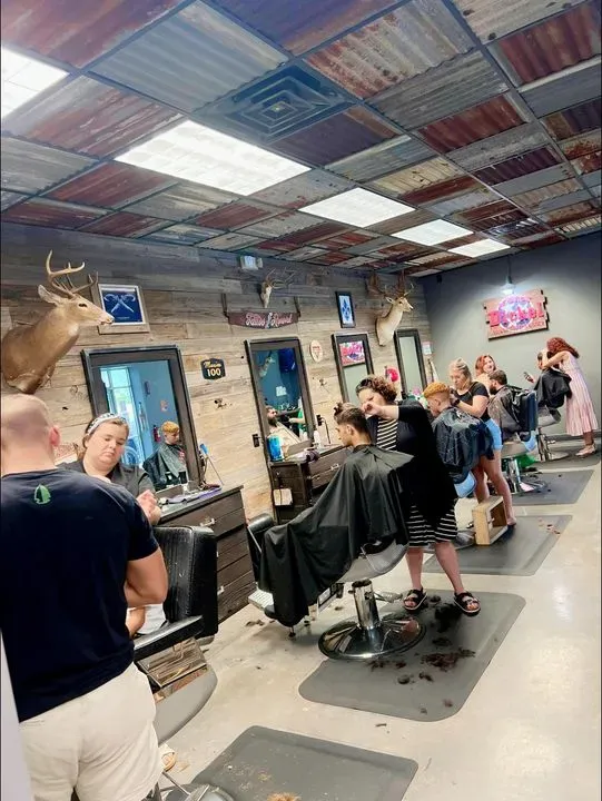 https://cdn.salonspotlight.com/photos/xjP1cZd96ZFnRbn4XpPk/fc321e1f-428c-4228-b3ff-405fa3ba6949_720x720