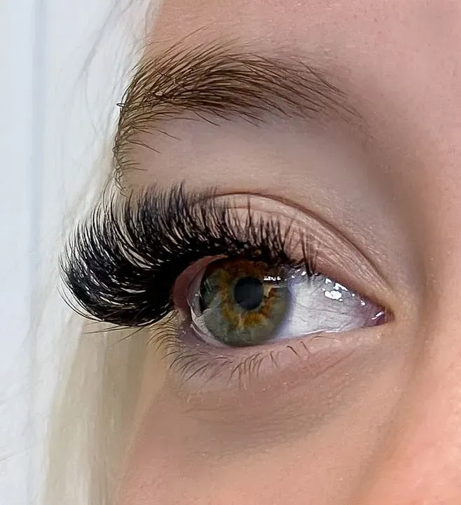 https://cdn.salonspotlight.com/photos/xlz6bIQ5TUnrky8cyecO/0d6eaf92-8f81-421b-aebb-f78297e7cd77_720x720