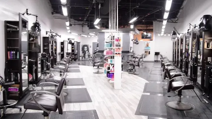 https://cdn.salonspotlight.com/photos/xmTjv1PCk2ma3uNRuPUS/6b37b759-b991-4467-a309-0643284f561e_720x720