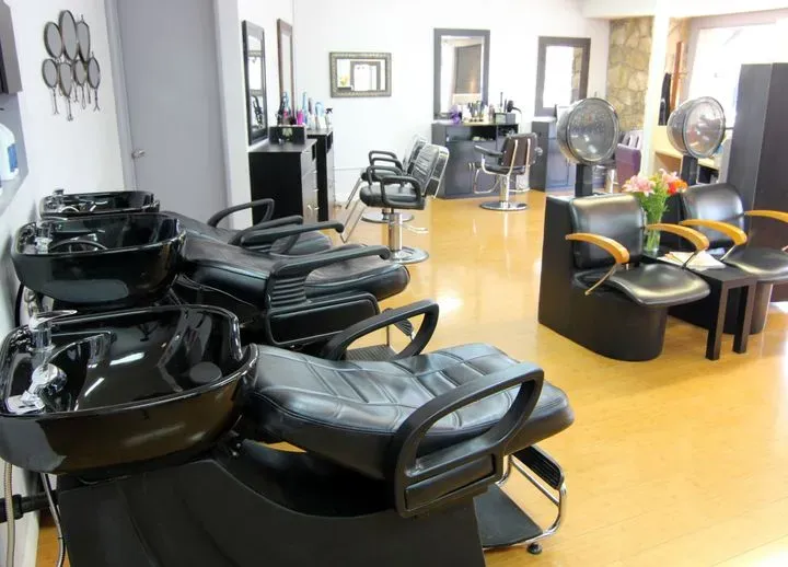 https://cdn.salonspotlight.com/photos/xofLWuGeSgGSB6KsPGqe/34bff41b-5a37-4a22-aca8-6f444fbd2f04_720x720
