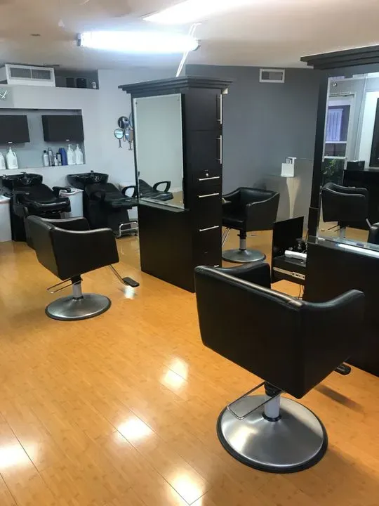 https://cdn.salonspotlight.com/photos/xofLWuGeSgGSB6KsPGqe/de66f575-80d8-401e-94de-b39c6f04ab63_720x720