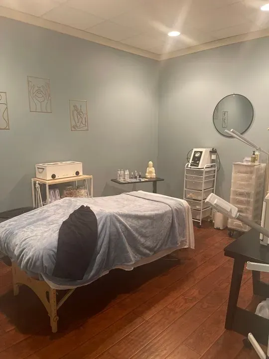 https://cdn.salonspotlight.com/photos/xprLYgwerMv6YPKet4JV/1fa61c4f-415f-4248-82f3-4e3838449725_720x720