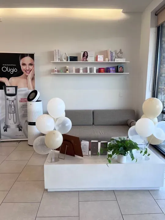 https://cdn.salonspotlight.com/photos/xq25SmBav8SylJDZ3ZeJ/89af53b9-9011-4b05-a963-969fd4cca57b_720x720