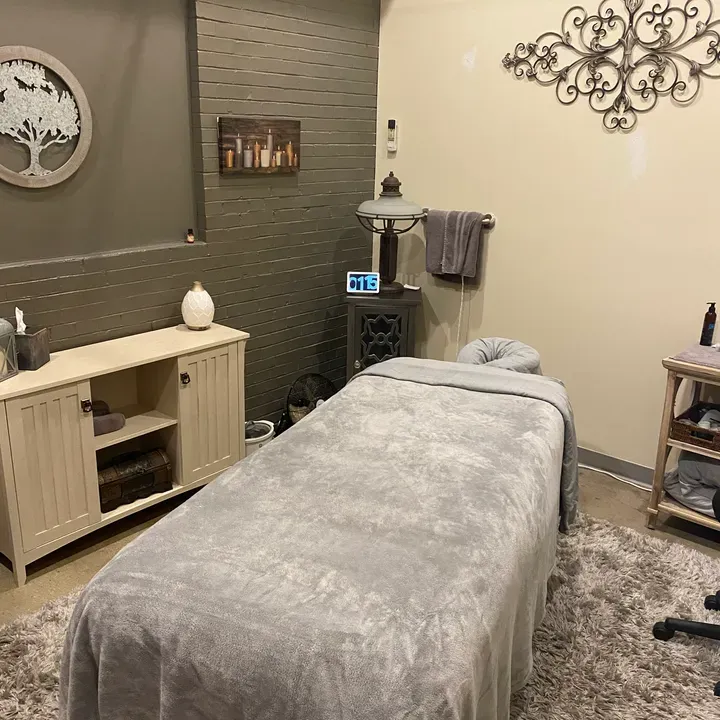 https://cdn.salonspotlight.com/photos/xqixFGRUc7CMzZw9Tw5c/3036adbd-db6a-4732-94af-ac3b13856bf5_720x720