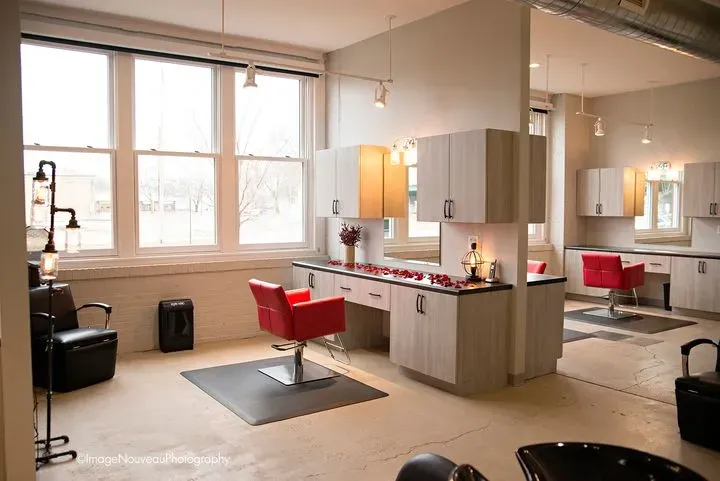 https://cdn.salonspotlight.com/photos/xqixFGRUc7CMzZw9Tw5c/81b52710-2008-49b1-ad40-406e4a11afc9_720x720