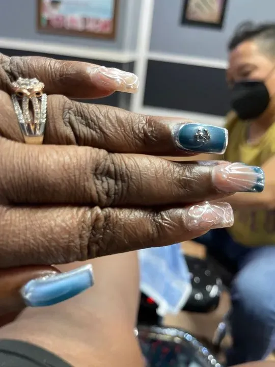 https://cdn.salonspotlight.com/photos/xsjPdxyKqG9EpMajwVb3/2e833d9d-460c-4a09-8d43-3b6280db1578_720x720