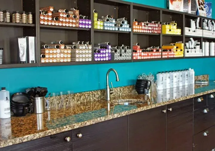 https://cdn.salonspotlight.com/photos/xszoNwqIfp0cPRB3WmPY/43dd28d6-8413-4b69-80c0-8ceb6b861672_720x720