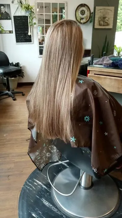 https://cdn.salonspotlight.com/photos/xtvckR2IJmMjVO7C4KrC/49664a1f-3b7a-4563-98db-2f640a307d95_720x720