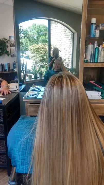 https://cdn.salonspotlight.com/photos/xtvckR2IJmMjVO7C4KrC/e5f1903b-1b73-4bf3-9bcc-0db13f312ee6_720x720