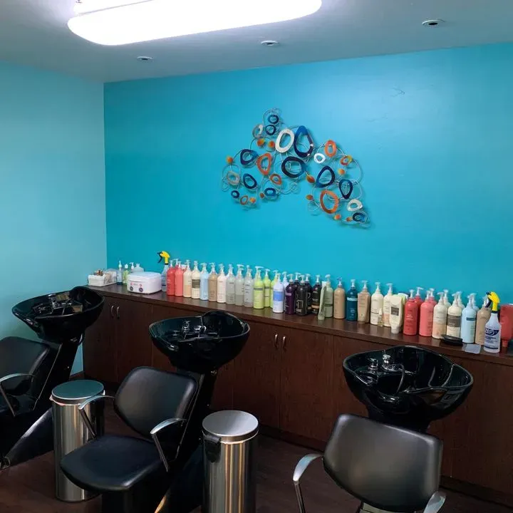 https://cdn.salonspotlight.com/photos/xwFORNAIJ3KzfMHZ35yx/4c4efa7c-0851-4bdd-98d7-08513598b7c8_720x720