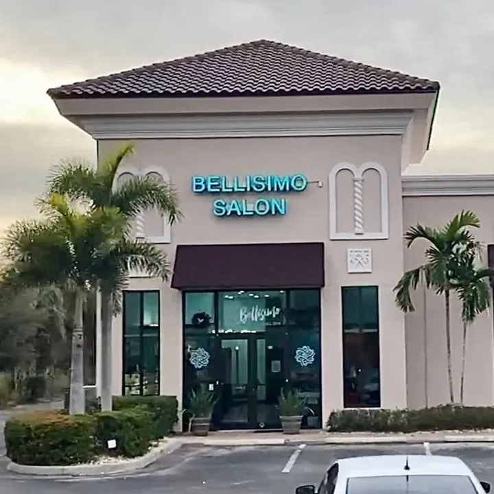 https://cdn.salonspotlight.com/photos/xwFORNAIJ3KzfMHZ35yx/6ae7bec4-b1c5-43ca-bfcc-ce44599945e5_720x720