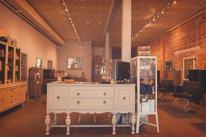 https://cdn.salonspotlight.com/photos/xwOXgPKzF2z3PqZ35xTS/b8b2c6f1-040c-4ed4-b279-70a86e478354_720x720