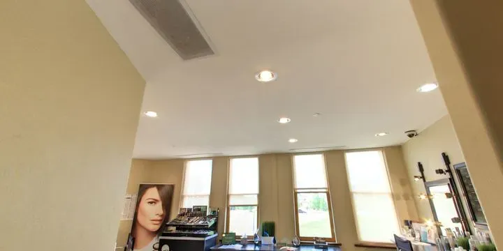 https://cdn.salonspotlight.com/photos/xwaqx5AASuWtMMfL4MWv/7d1c3e5f-d68e-4475-9e06-ba08d7a8adfc_720x720