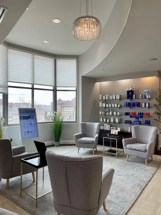 https://cdn.salonspotlight.com/photos/xwaqx5AASuWtMMfL4MWv/d9c6d32c-d9b7-40db-a350-45be419bfeb1_720x720