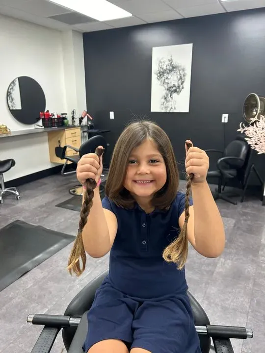 https://cdn.salonspotlight.com/photos/xxXXfx4WnfCZZOlr9zYC/bc241746-521d-4454-a9bb-dadd4d765f35_720x720