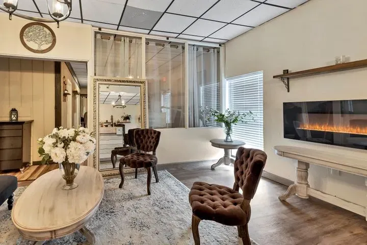 https://cdn.salonspotlight.com/photos/xywlmSzS9xbucEGkaGaM/6456fa6e-379b-438a-b243-75f47eaede57_720x720