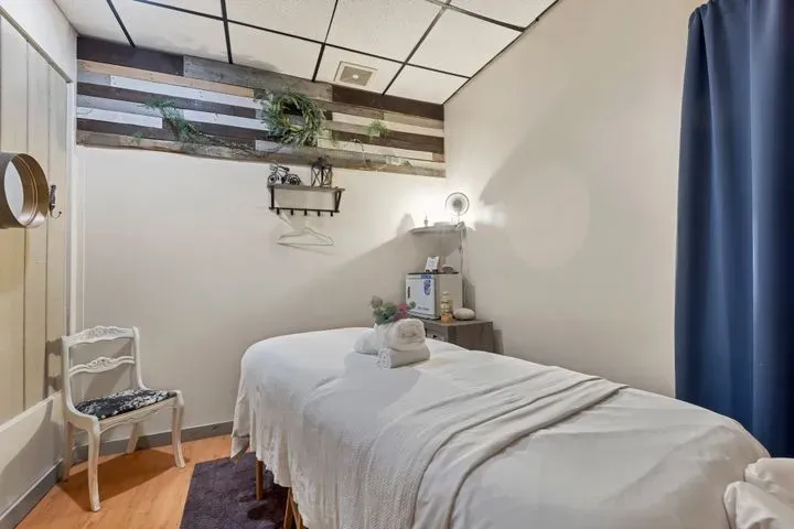 https://cdn.salonspotlight.com/photos/xywlmSzS9xbucEGkaGaM/649b054e-2e0c-43fc-943c-0aefe44a95d2_720x720
