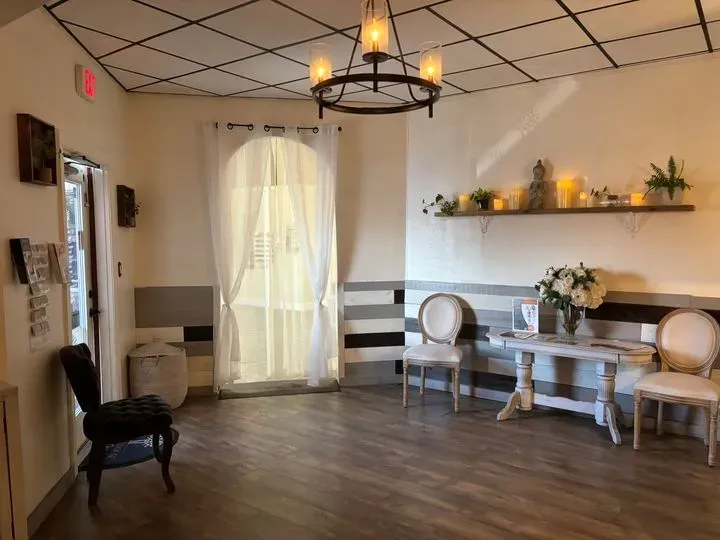 https://cdn.salonspotlight.com/photos/xywlmSzS9xbucEGkaGaM/c1b96b54-5f9f-4154-b363-236d84ed4079_720x720
