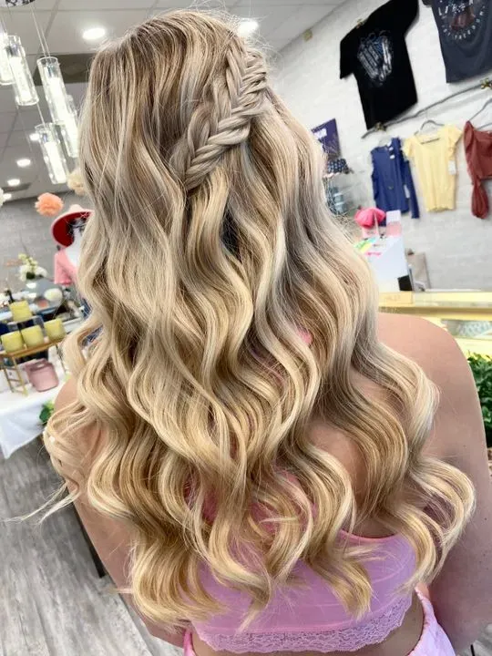 https://cdn.salonspotlight.com/photos/xyyUqDzBaWBi0n0Cht0J/0b46f23a-d969-47b8-b95b-bbf0e271f934_720x720