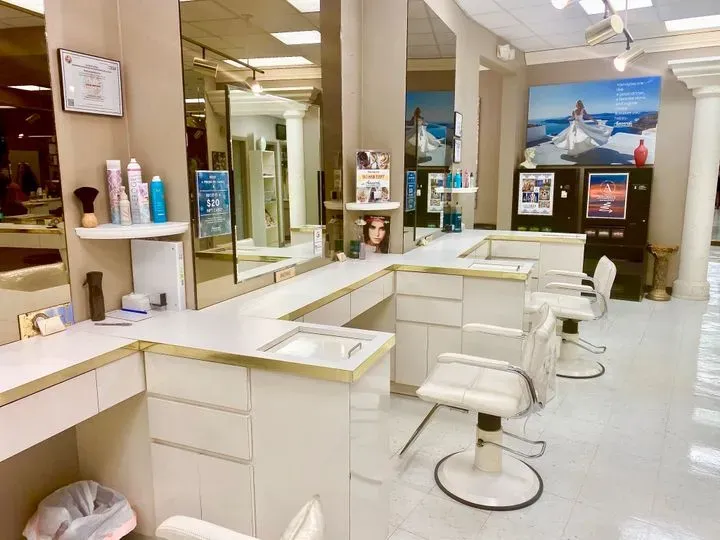 https://cdn.salonspotlight.com/photos/xyyUqDzBaWBi0n0Cht0J/2d9ad958-ced6-4733-86a2-796872aa6f7d_720x720