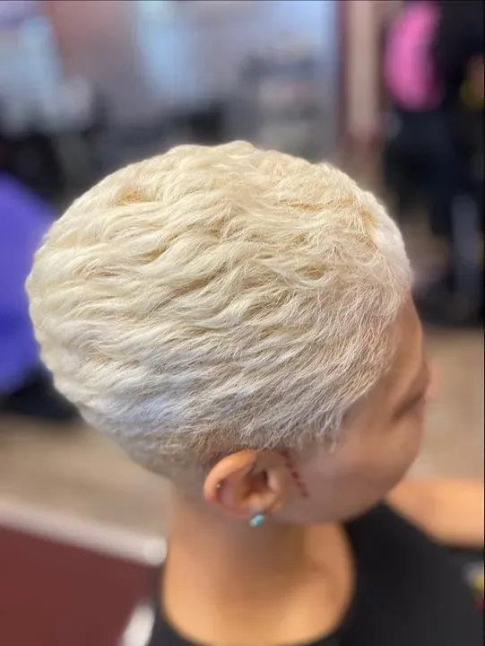 https://cdn.salonspotlight.com/photos/y0cLTwnniOyltF826oMM/24641760-3aea-460c-a23b-b6bb21d6bf18_720x720
