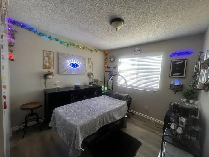 https://cdn.salonspotlight.com/photos/y2QVPTs7zfJoQNLbeNCj/93fd9d20-715c-4105-af3e-aac50cb59915_720x720