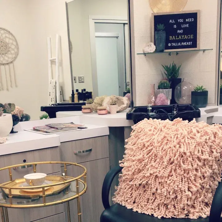 https://cdn.salonspotlight.com/photos/y2gJScsalOqYxT1pixFQ/c0e39947-c7f1-4fa8-b95f-dbfdbc5af021_720x720