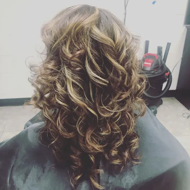 https://cdn.salonspotlight.com/photos/y4MBZ3xlGhKoViahscMT/aeccea56-1267-462a-9c90-ce0b15126b14_720x720