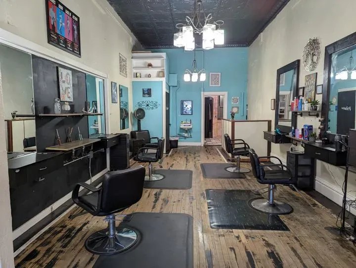 https://cdn.salonspotlight.com/photos/y4PyTJDV0NvMM4JjFMNB/5205d001-448b-48a5-887d-8f3a222dd387_720x720