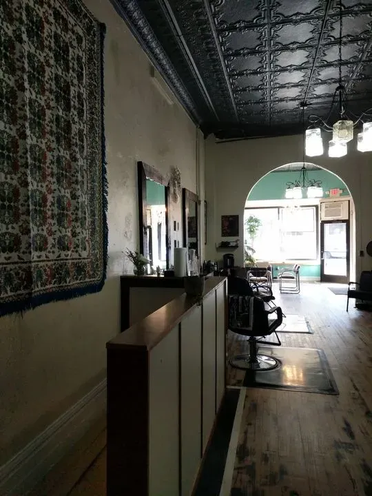 https://cdn.salonspotlight.com/photos/y4PyTJDV0NvMM4JjFMNB/7a367f17-23df-4977-9d47-589d5cfebcf1_720x720