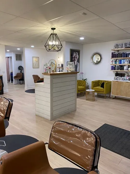 https://cdn.salonspotlight.com/photos/y6GfxNs7isQyUEvx2G87/698230a9-8356-4809-b796-ab7c6f2cd91c_720x720