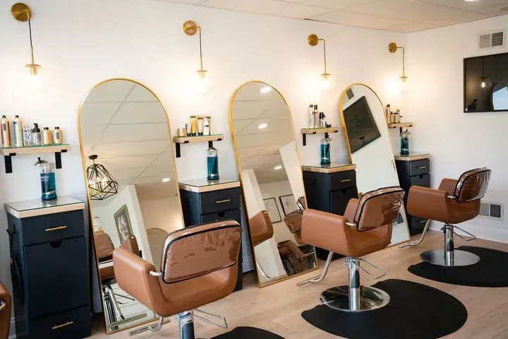 https://cdn.salonspotlight.com/photos/y6GfxNs7isQyUEvx2G87/b4dd9cae-e625-4988-8fd4-fb7843216571_720x720