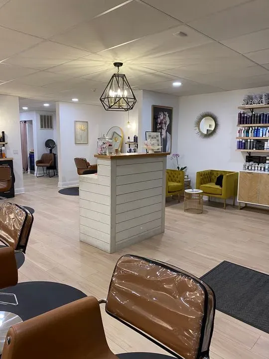 https://cdn.salonspotlight.com/photos/y6GfxNs7isQyUEvx2G87/ce5cf645-1566-4516-a98d-bae40573b89e_720x720