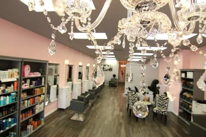 https://cdn.salonspotlight.com/photos/y6gLsJXvlwKIZk21LsA0/62546c51-8c09-4d44-a40b-a7ef18c9ec97_720x720