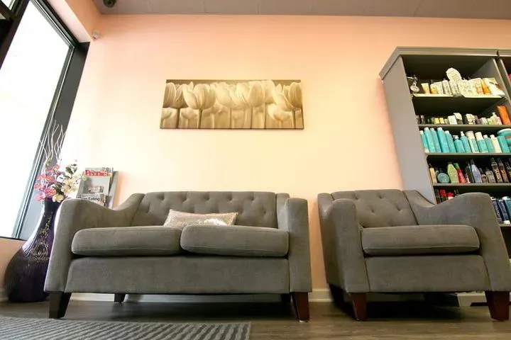 https://cdn.salonspotlight.com/photos/y6gLsJXvlwKIZk21LsA0/74b971d1-b773-4133-a14f-93a47cad332c_720x720