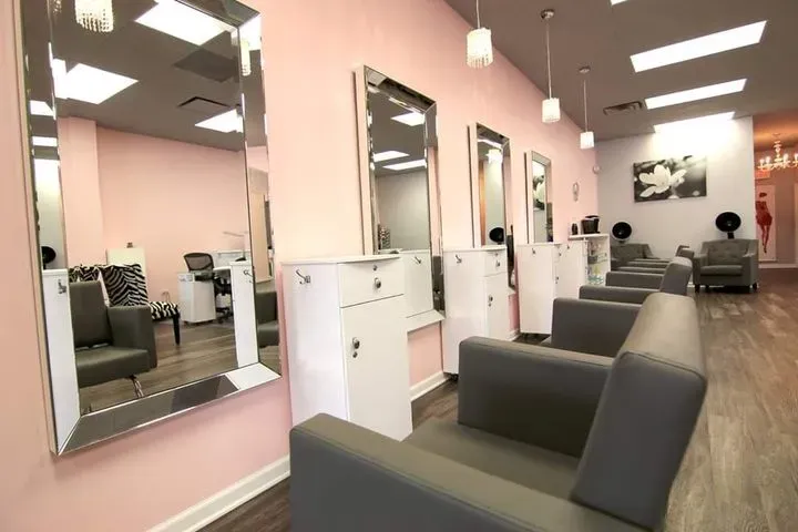 https://cdn.salonspotlight.com/photos/y6gLsJXvlwKIZk21LsA0/819a2ca7-92af-48b6-997c-2162f2d42a51_720x720