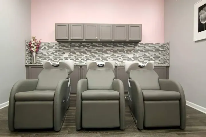 https://cdn.salonspotlight.com/photos/y6gLsJXvlwKIZk21LsA0/a3b8a72b-f5cc-45cf-8acc-b0b0865eb96a_720x720