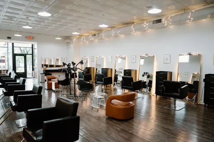 https://cdn.salonspotlight.com/photos/y7BZVvW1Gm04NPvxLIMq/3eac3ffb-6801-4ed8-9602-6f86492ce012_720x720