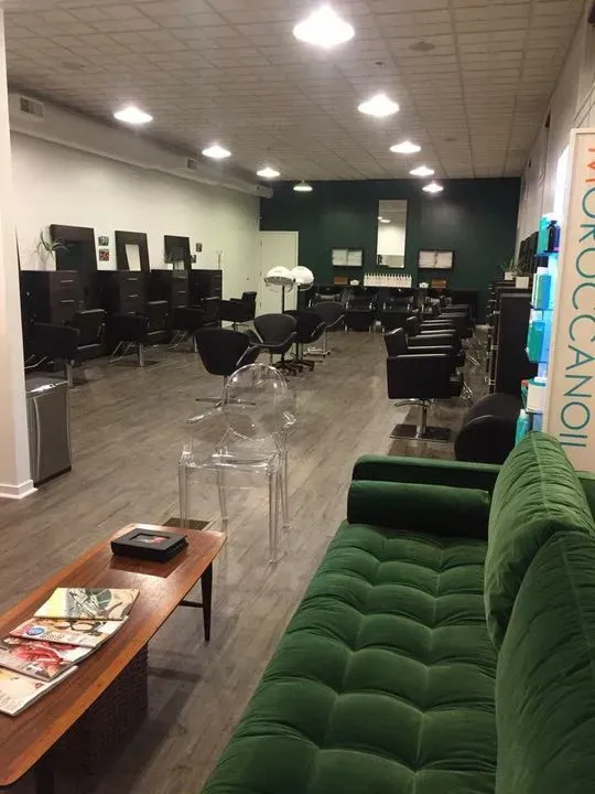https://cdn.salonspotlight.com/photos/y7BZVvW1Gm04NPvxLIMq/4bbbaccd-9ee4-45c4-9b87-93740e5e5dfb_720x720