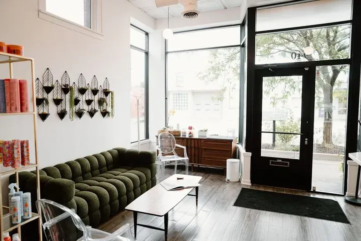 https://cdn.salonspotlight.com/photos/y7BZVvW1Gm04NPvxLIMq/90b3b8e5-4794-4f43-a580-f348fdeb1f45_720x720
