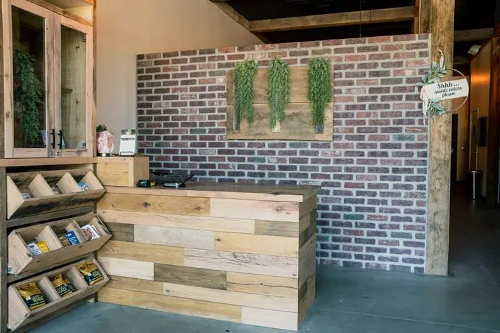 https://cdn.salonspotlight.com/photos/y7q4fKAEBIAguECzKGix/04c38988-f0d7-4221-b93d-1bb97256a867_720x720