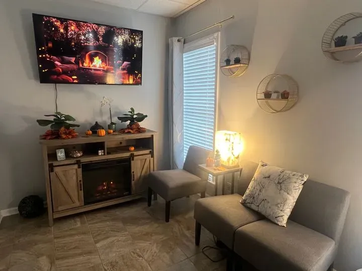 https://cdn.salonspotlight.com/photos/y9CjWb5lE9NPWnJzMJ4y/344b9a22-1c74-4a6b-977f-b029eb21de0e_720x720