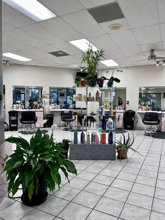 https://cdn.salonspotlight.com/photos/y9cevF5AKBFpQz7GfdYM/c91b0d7a-0f3e-4e1b-ae06-bf7ea817967e_720x720