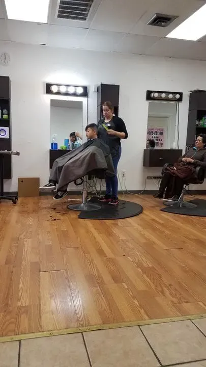 https://cdn.salonspotlight.com/photos/yBVZlv8aZMnZSnCjD2ba/ab43817f-f335-4f11-9b8b-360b99c8cef3_720x720