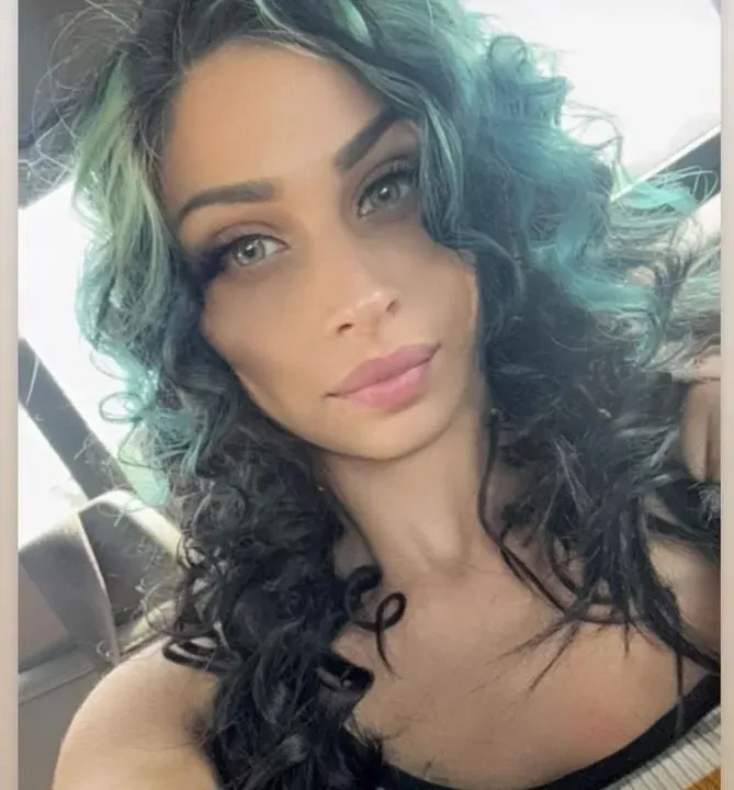 https://cdn.salonspotlight.com/photos/yD19WTSOcJdSuJgUsyjL/21b4e8b3-d10a-43f3-a508-e3f0d4e9533a_720x720